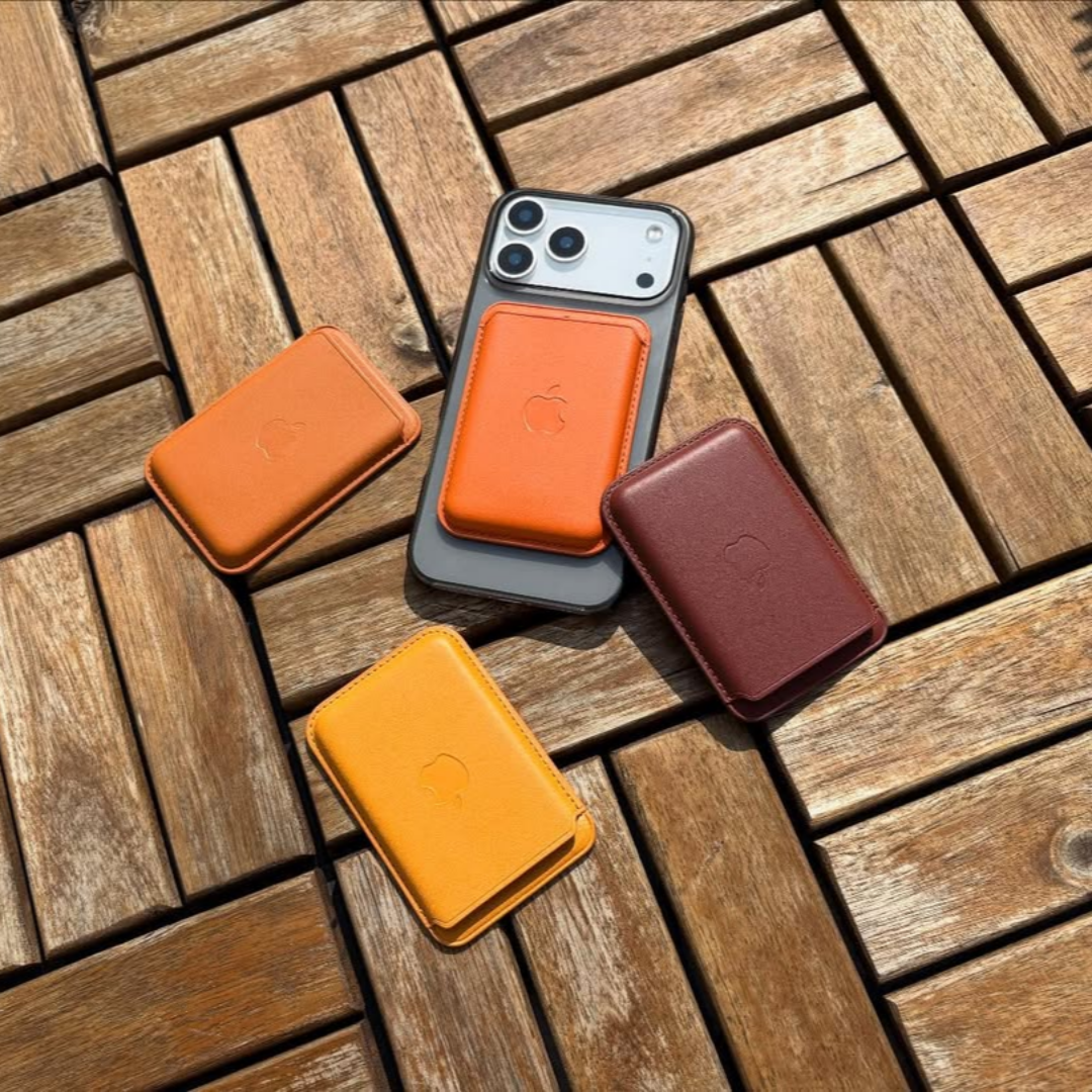 나무 테이블 위에 최신 아이폰과 다양한 색상의 카드지갑이 놓여져 있는 이미지
