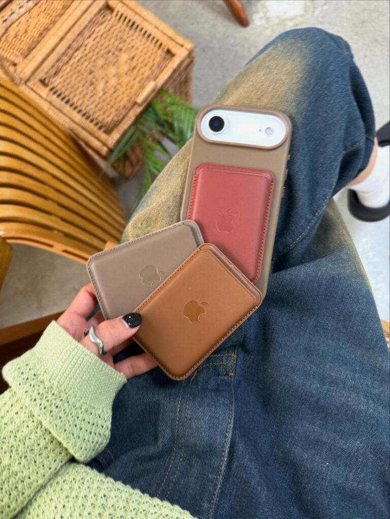 아이폰 가죽케이스와 카드지갑의 색감을 자연스럽게 보여주는 이미지