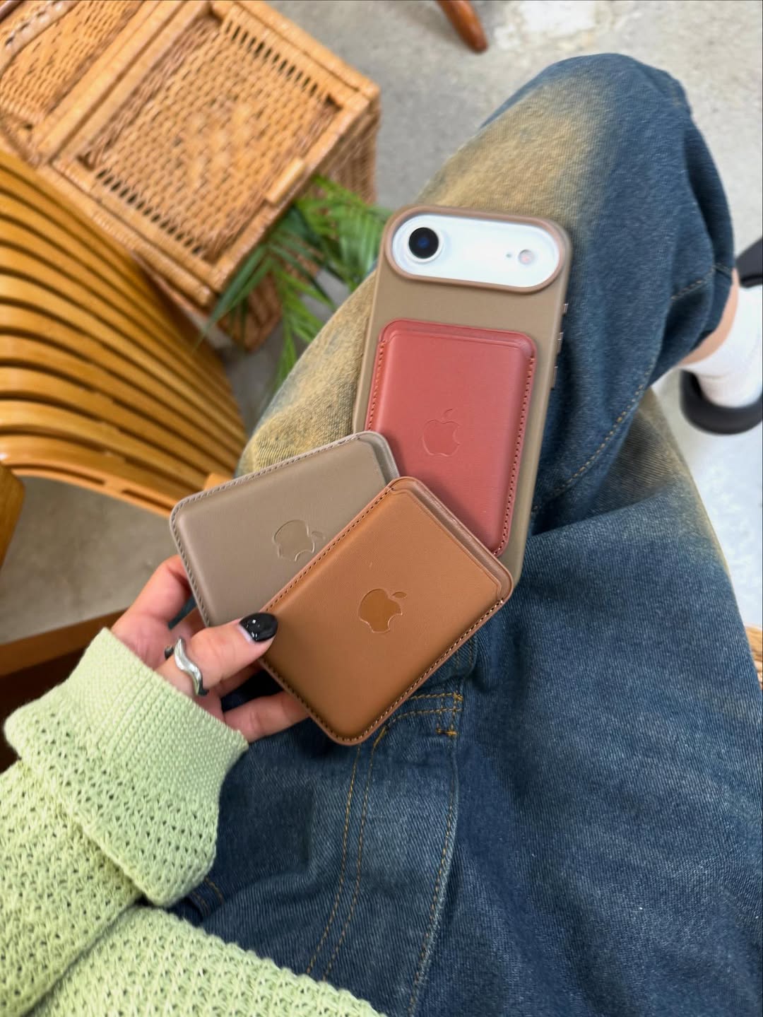 아이폰 가죽케이스와 카드지갑의 색감을 자연스럽게 보여주는 이미지