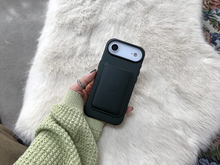 가죽 케이스가 장착된 아이폰 에어 모델