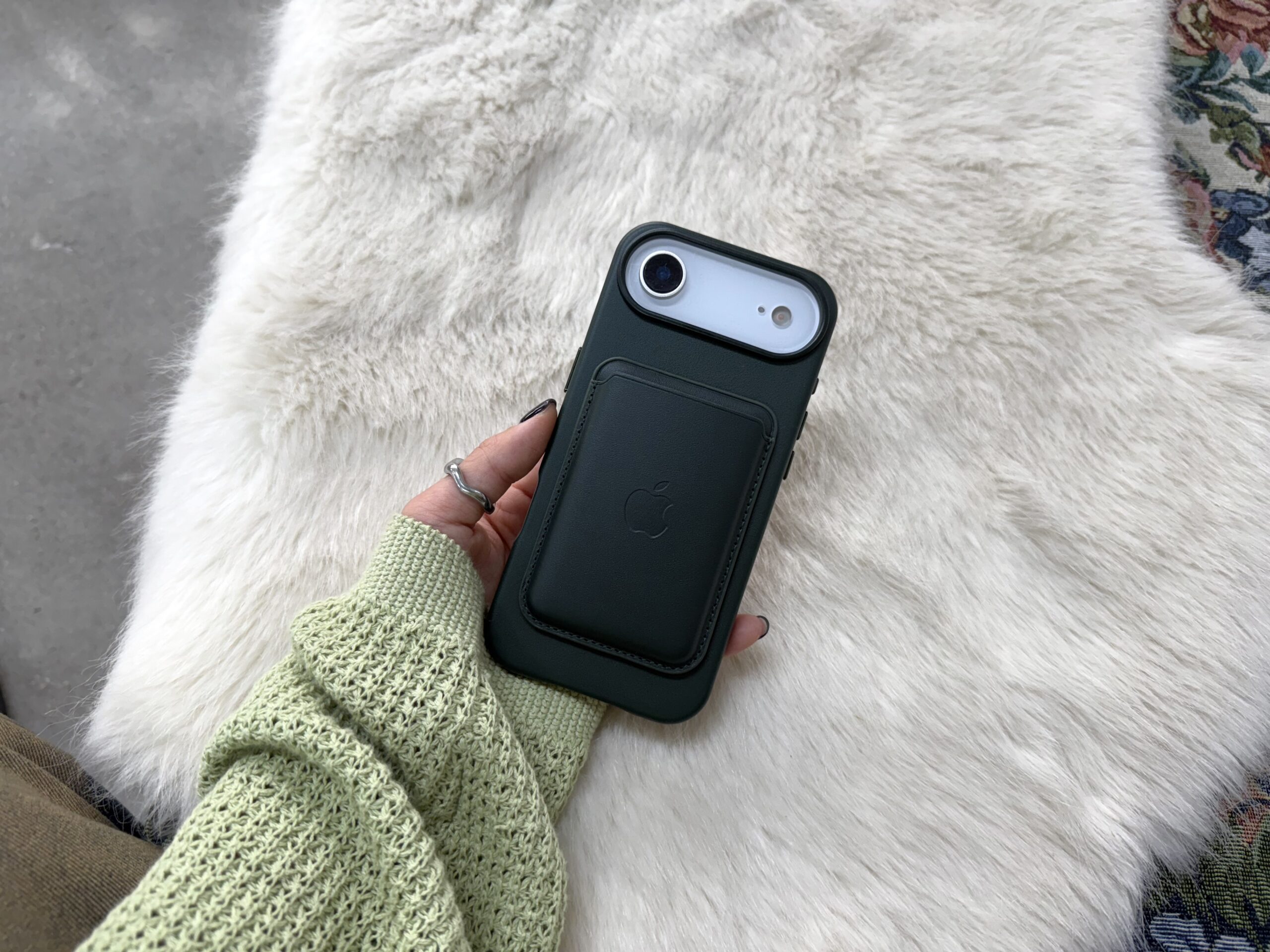 가죽 케이스가 장착된 아이폰 에어 모델